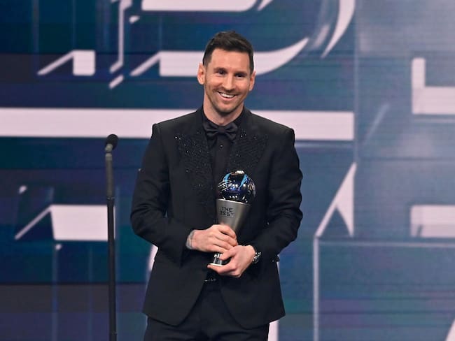 Messi con el premio The Best. Febrero de 2023. Foto: Aurelien Meunier/Getty Images.
