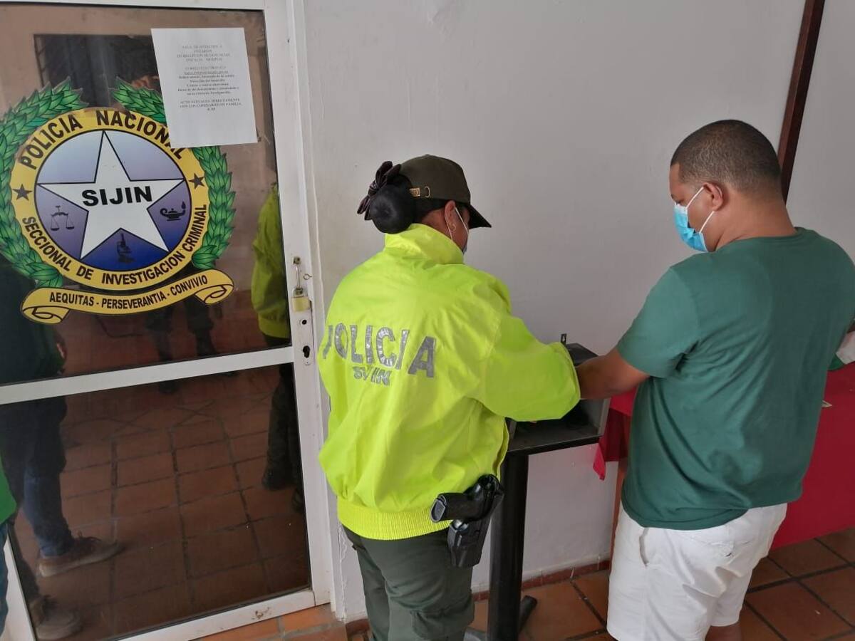 Amenazó a su pareja con un revólver porque no lo dejó revisar su celular