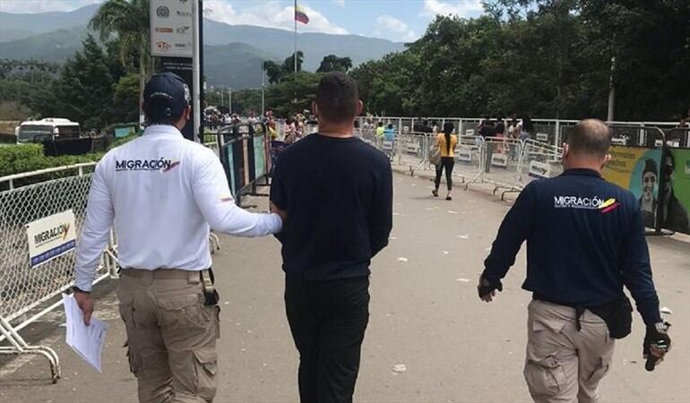 Los extranjeros, identificados como Gleimer Alexander Nazaret Mata y Marcos Dávila García, fueron ubicados en procedimientos realizados en barrios del sur Bogotá.. Foto: Suministrada a W Radio