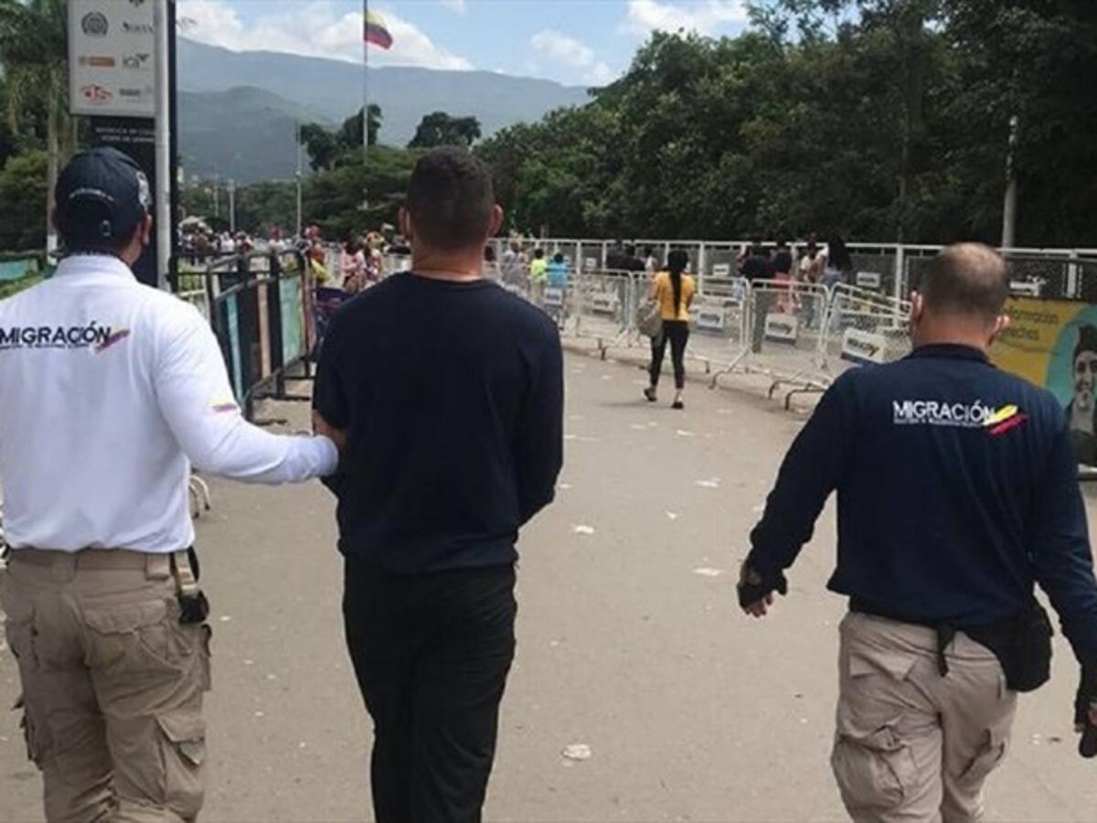 Expulsados venezolanos que reclutaban menores de edad para protestas en Bogotá