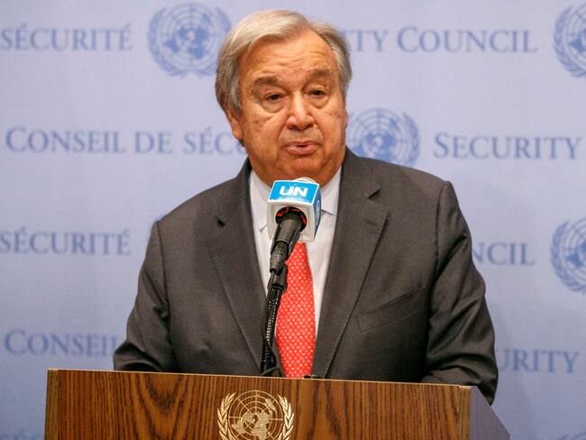 New York (United States), 13/10/2023.- António Guterres, United Nations Secretary-General, speaks to the press on the situation in the Middle East during a press conference at the United Nations in New York, New York, USA, 13 October 2023. The Israeli Defense Force (IDF) on 13 October called for the evacuation of all civilians of northern Gaza ahead of an expected ground invasion. Thousands of Israelis and Palestinians have died since the militant group Hamas launched an unprecedented attack on Israel from the Gaza Strip on 07 October 2023, leading to Israeli retaliation strikes on the Palestinian enclave. (Nueva York) EFE/EPA/SARAH YENESEL
