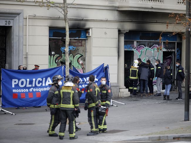 Cuatro personas, entre ellos un bebé, murieron en un incendio en un local comercial en Barcelona