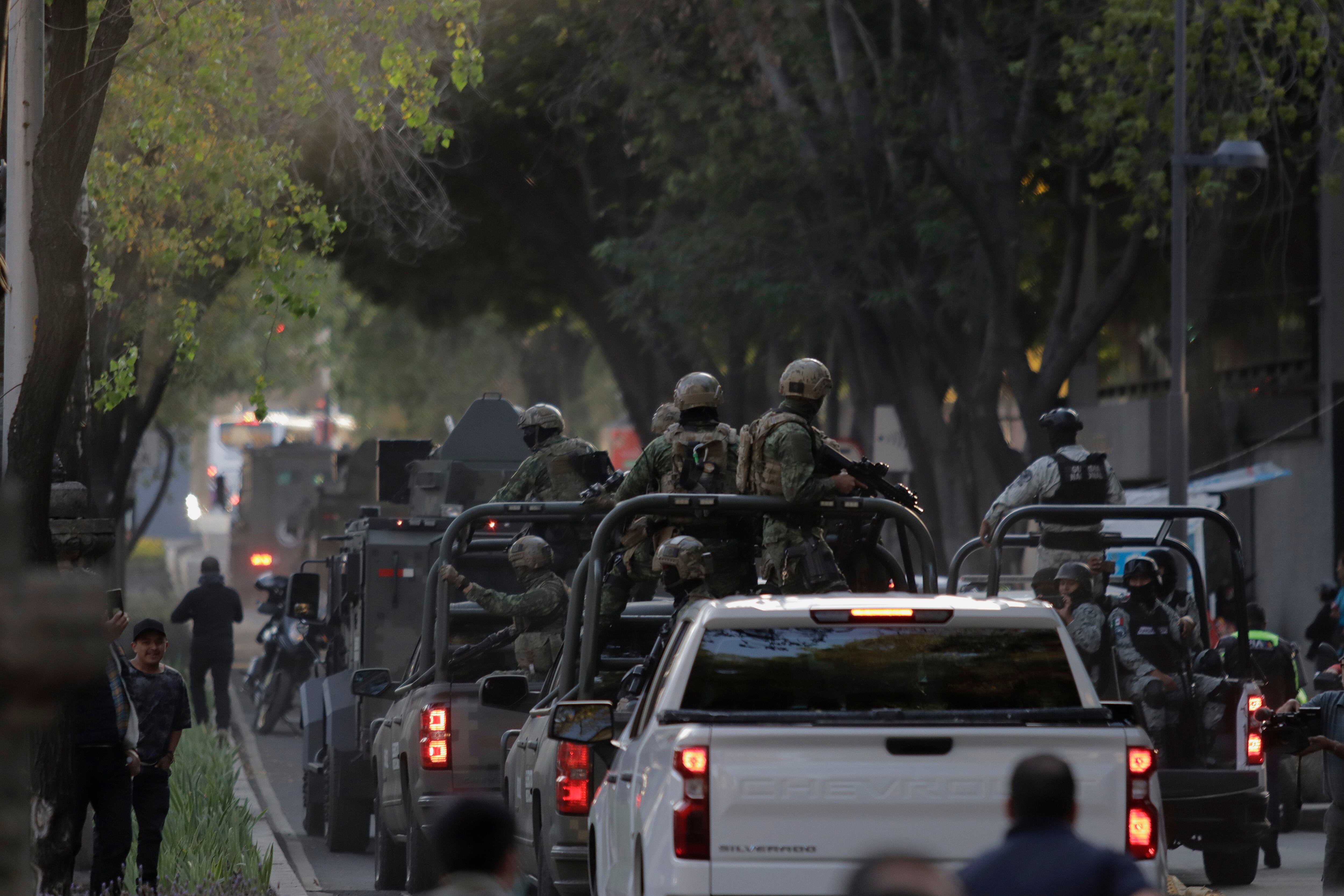 Operación del ejército mexicano frente a la Fiscalía Especial contra el Crimen Organizado en la Ciudad de México luego de la recaptura en Sinaloa de Ovidio Guzmán, hijo del narcotraficante mexicano Joaquín ''El Chapo'' Guzmán. Foto de Gerardo Vieyra/NurPhoto vía Getty Images.