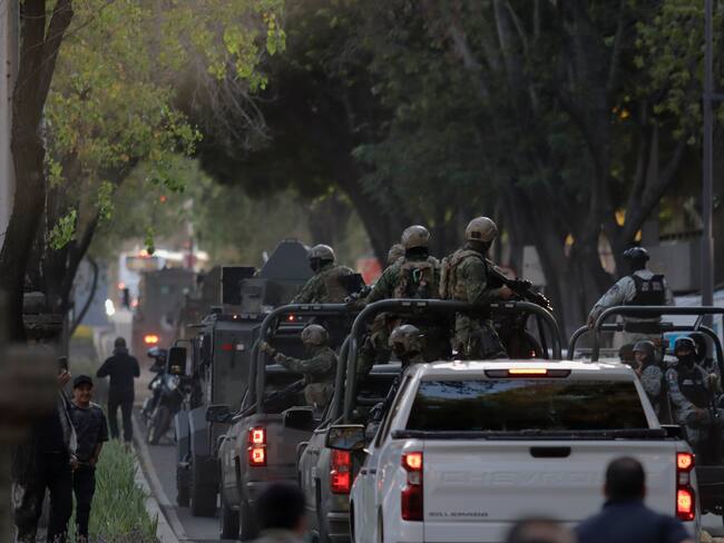 Operación del ejército mexicano frente a la Fiscalía Especial contra el Crimen Organizado en la Ciudad de México luego de la recaptura en Sinaloa de Ovidio Guzmán, hijo del narcotraficante mexicano Joaquín ''El Chapo'' Guzmán. Foto de Gerardo Vieyra/NurPhoto vía Getty Images.