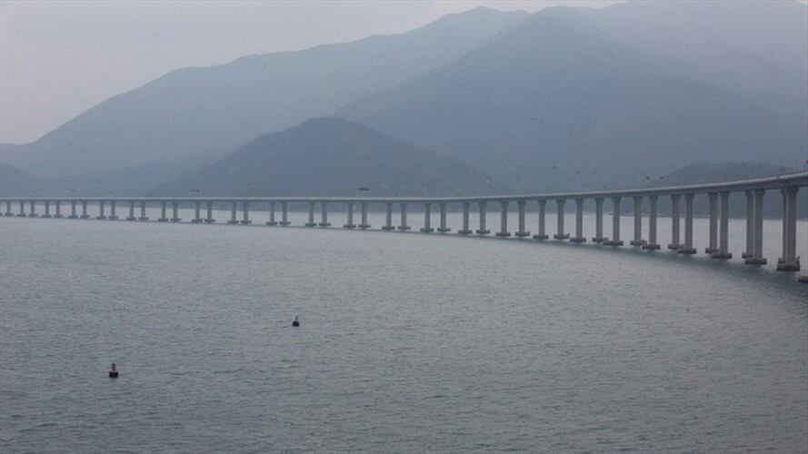 El puente, uno de los proyectos más complejos realizados por la ingeniería  humana, abrirá al tráfico mañana.. Foto: Agencia EFE