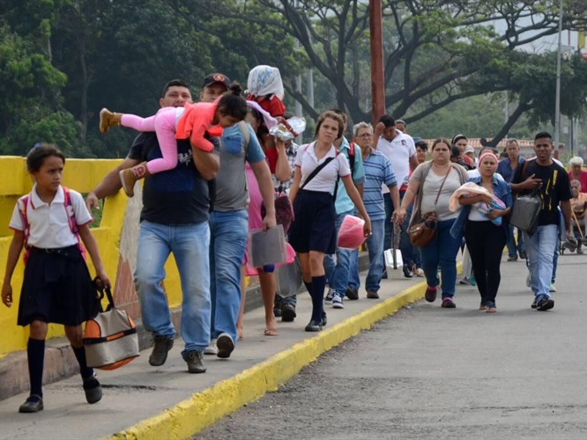 Autoridades exigirán carnet de vacunación a menores que ingresen a Colombia