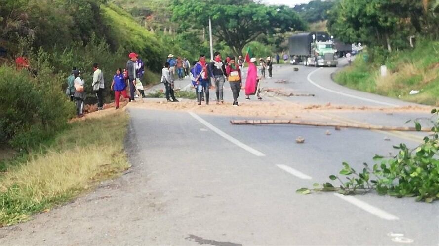 Los indígenas bloquearon la carretera en el sector de El Rosal, municipio de Caldono. Foto: Cortesía