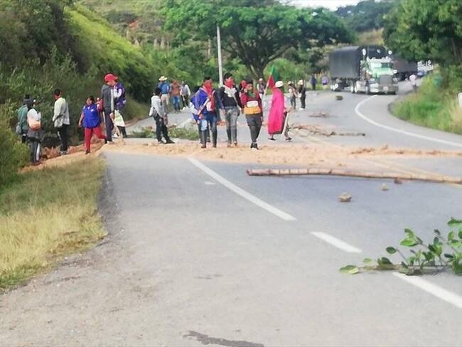 Los indígenas bloquearon la carretera en el sector de El Rosal, municipio de Caldono. Foto: Cortesía