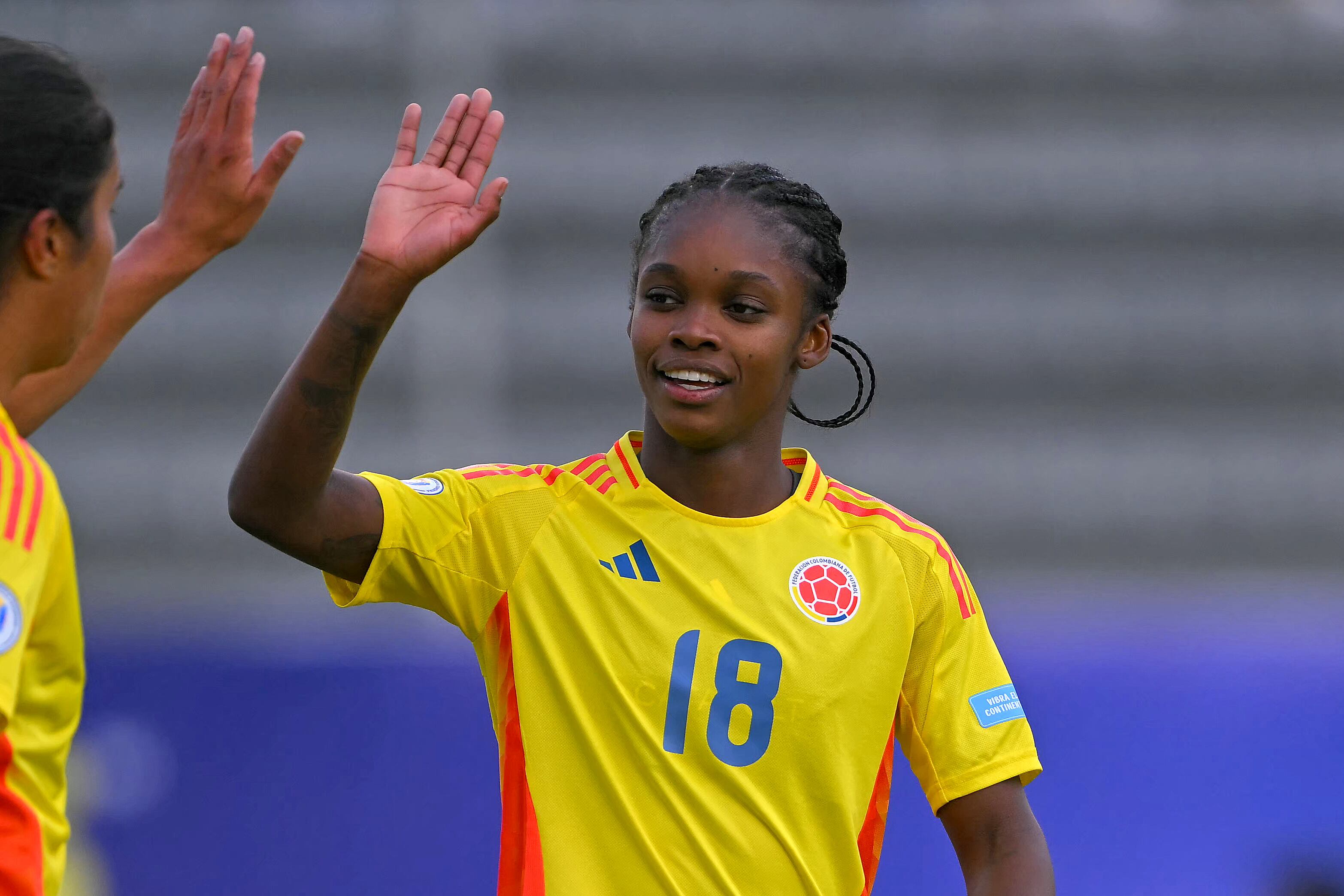 Linda Caicedo celebra el quinto gol de Colombia ante Bolivia en el Estadio Gonzalo Pozo Ripalda en Quito el 22 de julio de 2025. FOTO: Rodrigo Buendia - Getty Images