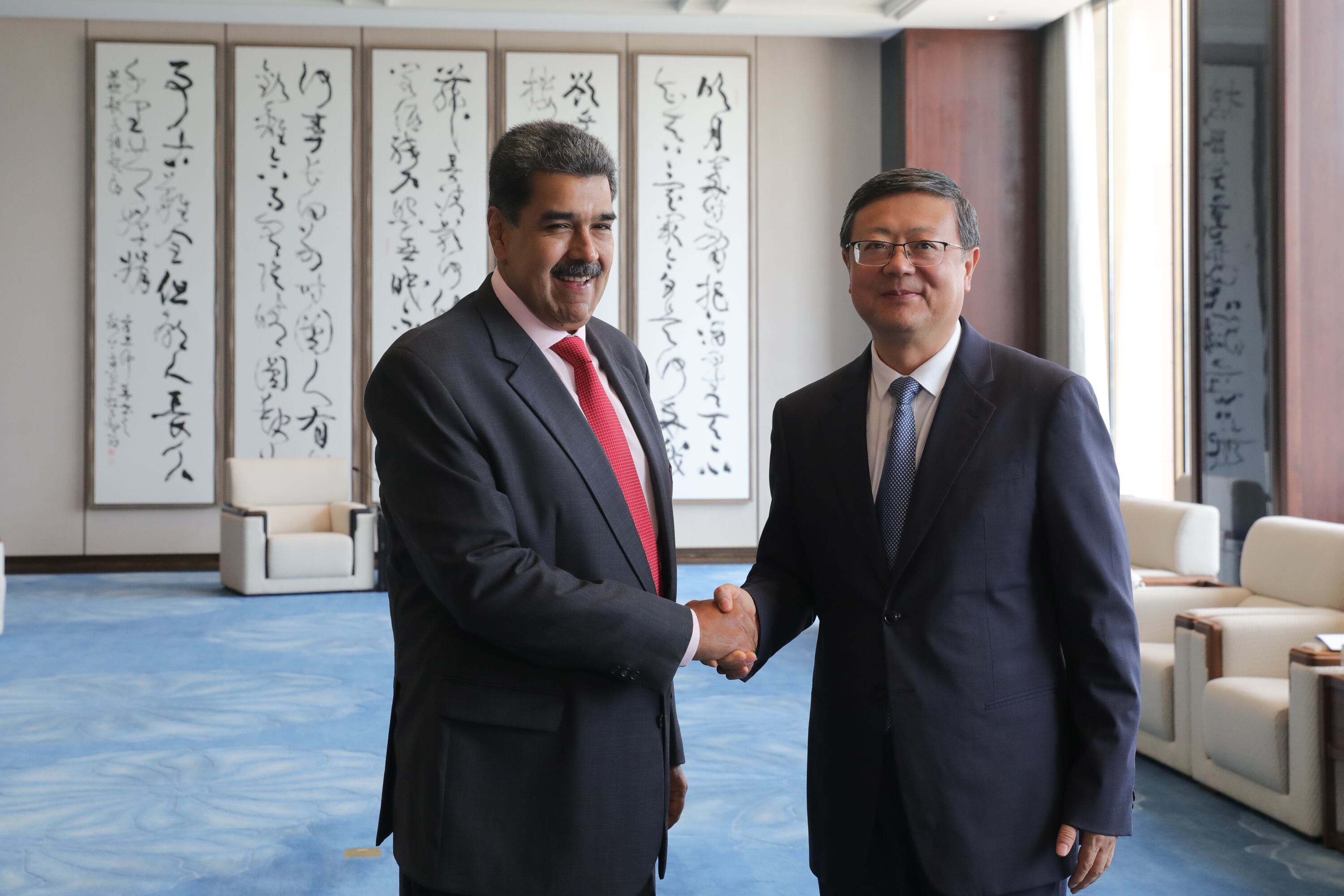 Nicolás Maduro, mientras se reúne con el secretario del Comité Municipal del Partido Comunista de China (PCCh), Chen Jining. Foto: EFE