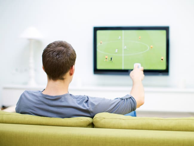 Imagen de referencia de persona viendo televisión. Foto: Getty Images