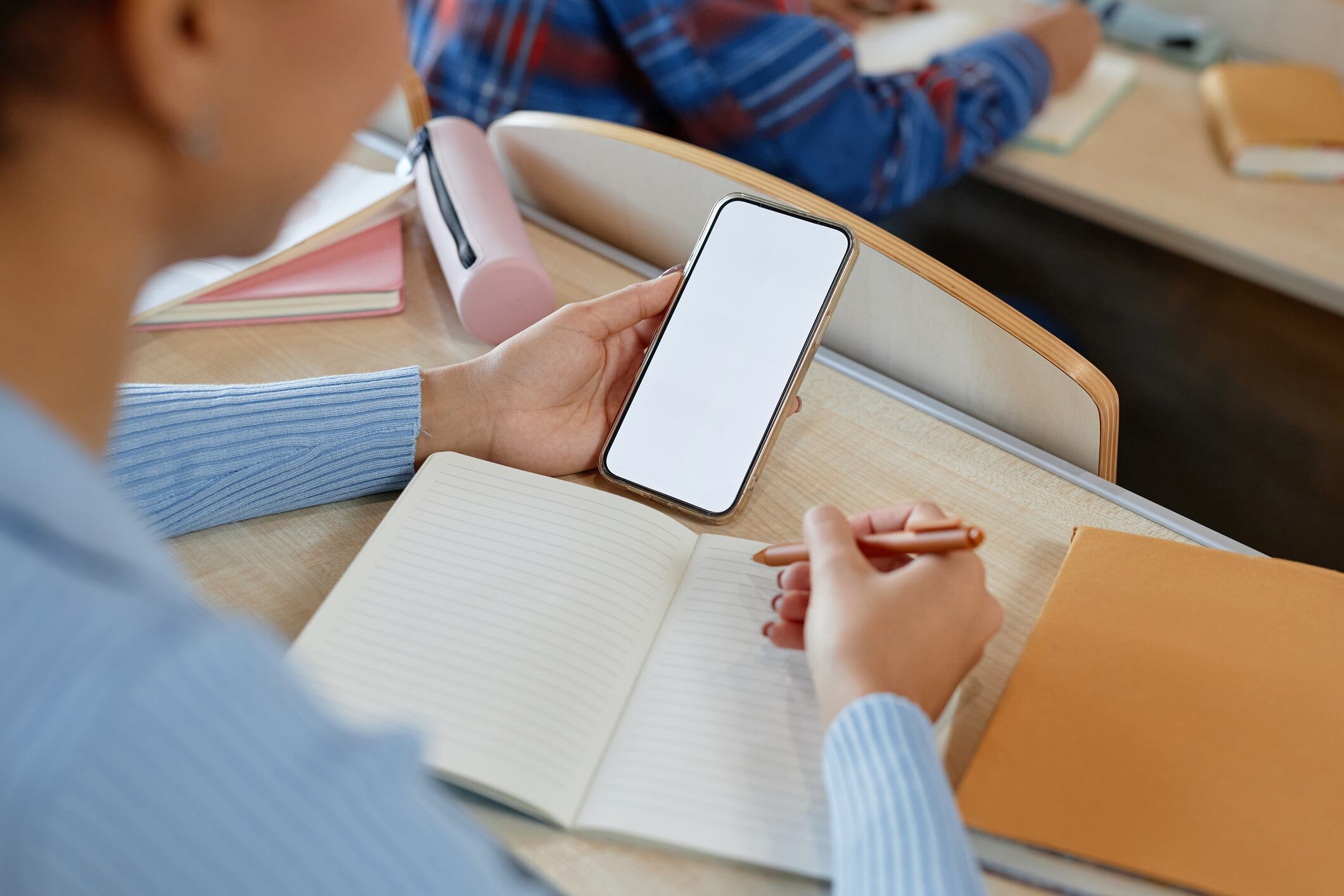 Imagen de referencia de estudiantes con celular en clase. I Foto: Getty Images.