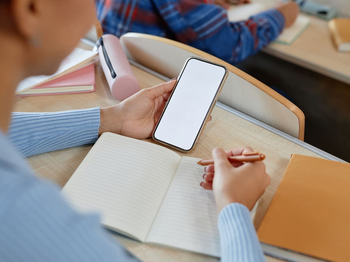 Fue aprobado proyecto que prohíbe uso de celulares en colegios de São Paulo, Brasil