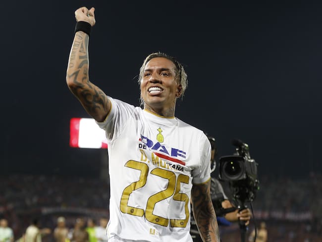 El delantero Dayro Moreno celebra su gol número 225 en la liga colombiana de fútbol, con lo que se convirtió en el máximo artillero histórico del torneo. Foto: EFE.