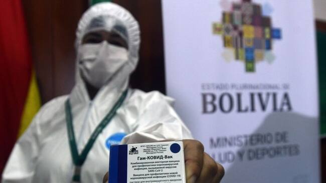 Una trabajadora médica en Bolivia muestra un paquete del Sputnik V de Rusia. Foto: Getty Images