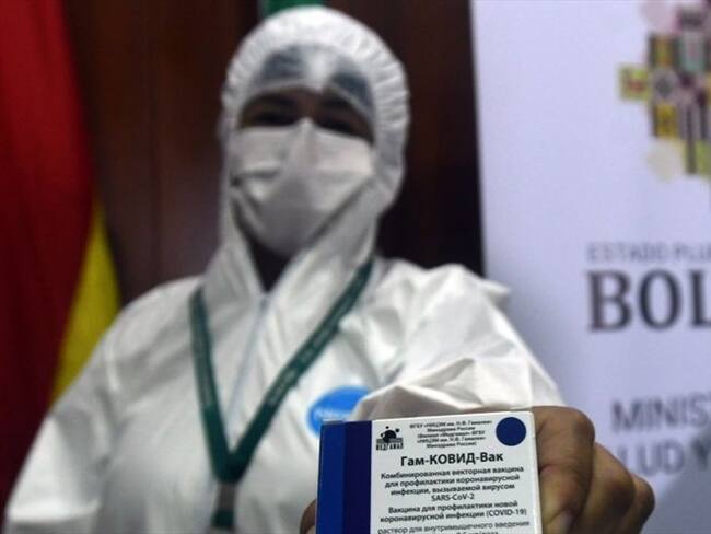 Una trabajadora médica en Bolivia muestra un paquete del Sputnik V de Rusia. Foto: Getty Images