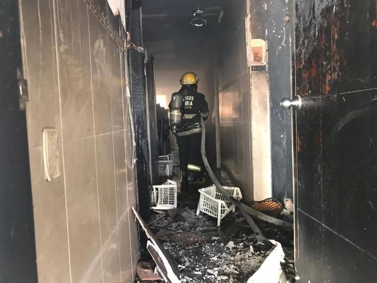 Rescatan adulta mayor de un incendio dentro de su vivienda en Santa Marta