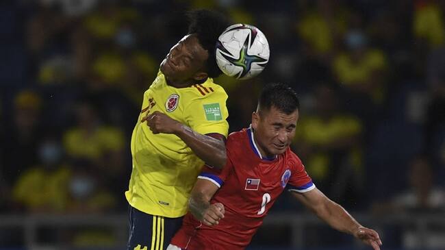 Juan Guillermo Cuadrado y Jean Meneses en el partido entre Colombia y Chile por Eliminatorias. Foto: JUAN BARRETO/AFP via Getty Images