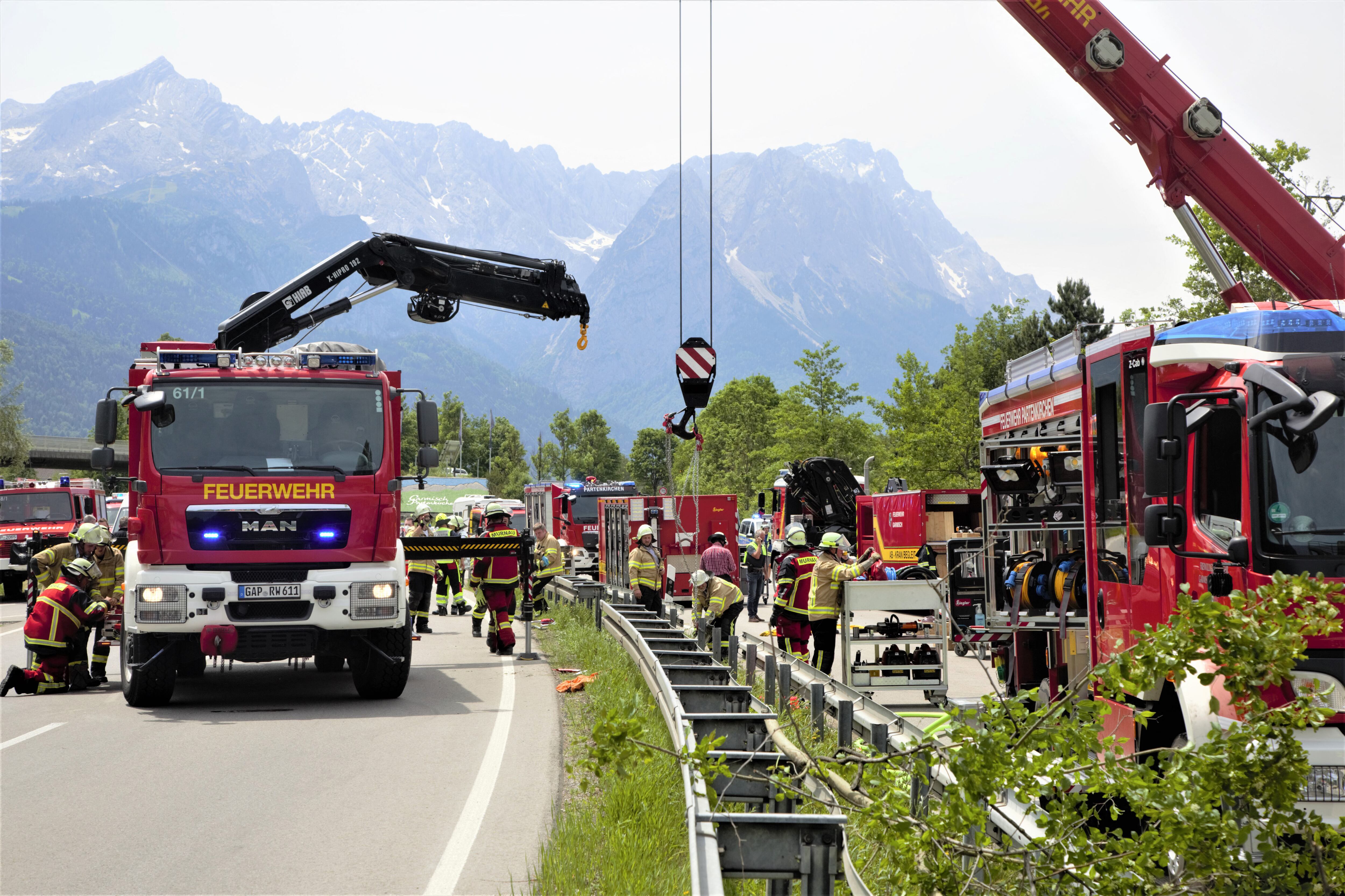 Equipos de rescate en Baviera, en el sur de Alemania, atienden la emergencia por el descarrilamiento de un tren. AFP PHOTO / Josef Hornsteiner / Münchner Merkur