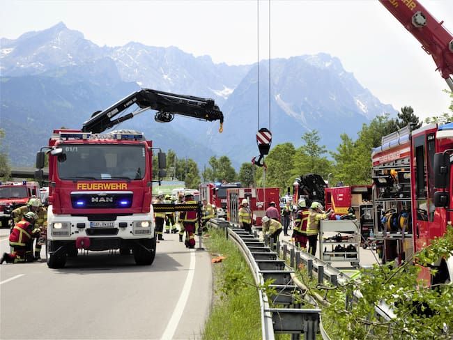 Equipos de rescate en Baviera, en el sur de Alemania, atienden la emergencia por el descarrilamiento de un tren. AFP PHOTO / Josef Hornsteiner / Münchner Merkur