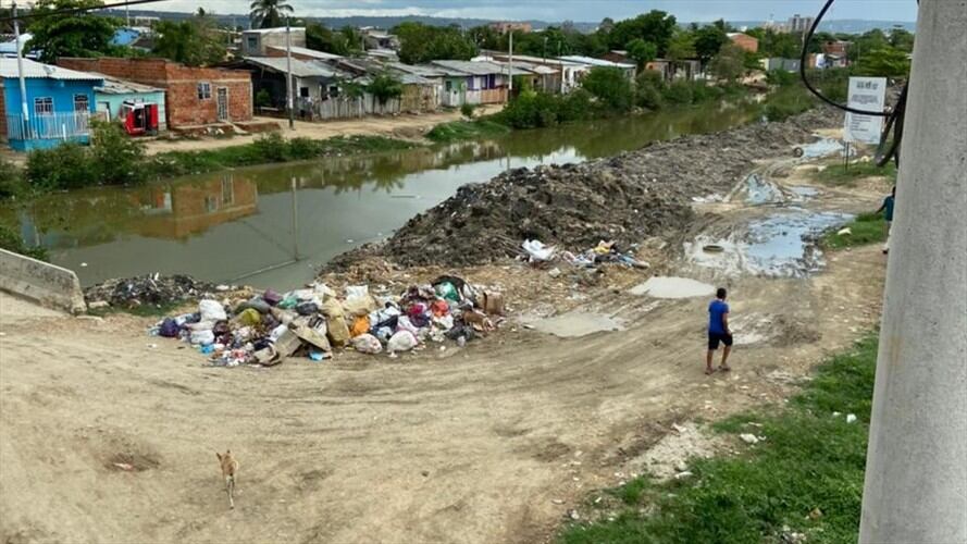 Del canal extrajeron desechos que no han sido removidos de la zona y que empiezan a caer nuevamente al canal. Foto: Cortesía