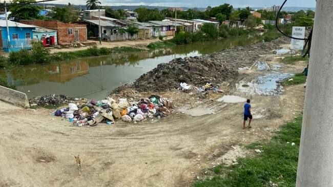 Del canal extrajeron desechos que no han sido removidos de la zona y que empiezan a caer nuevamente al canal. Foto: Cortesía