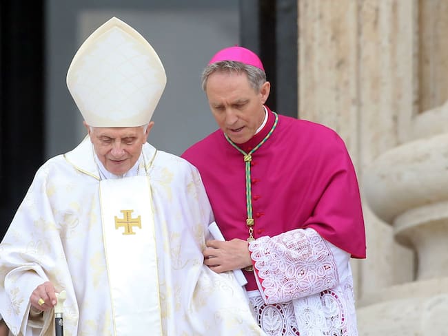 El Papa Emérito Benedicto XVI, flanqueado por el Prefecto de la Casa Pontificia y su ex secretario personal Georg Ganswein llega a la Misa de Canonización en la que Juan Pablo II y Juan XXIII. (Foto de Franco Origlia/Getty Images)
