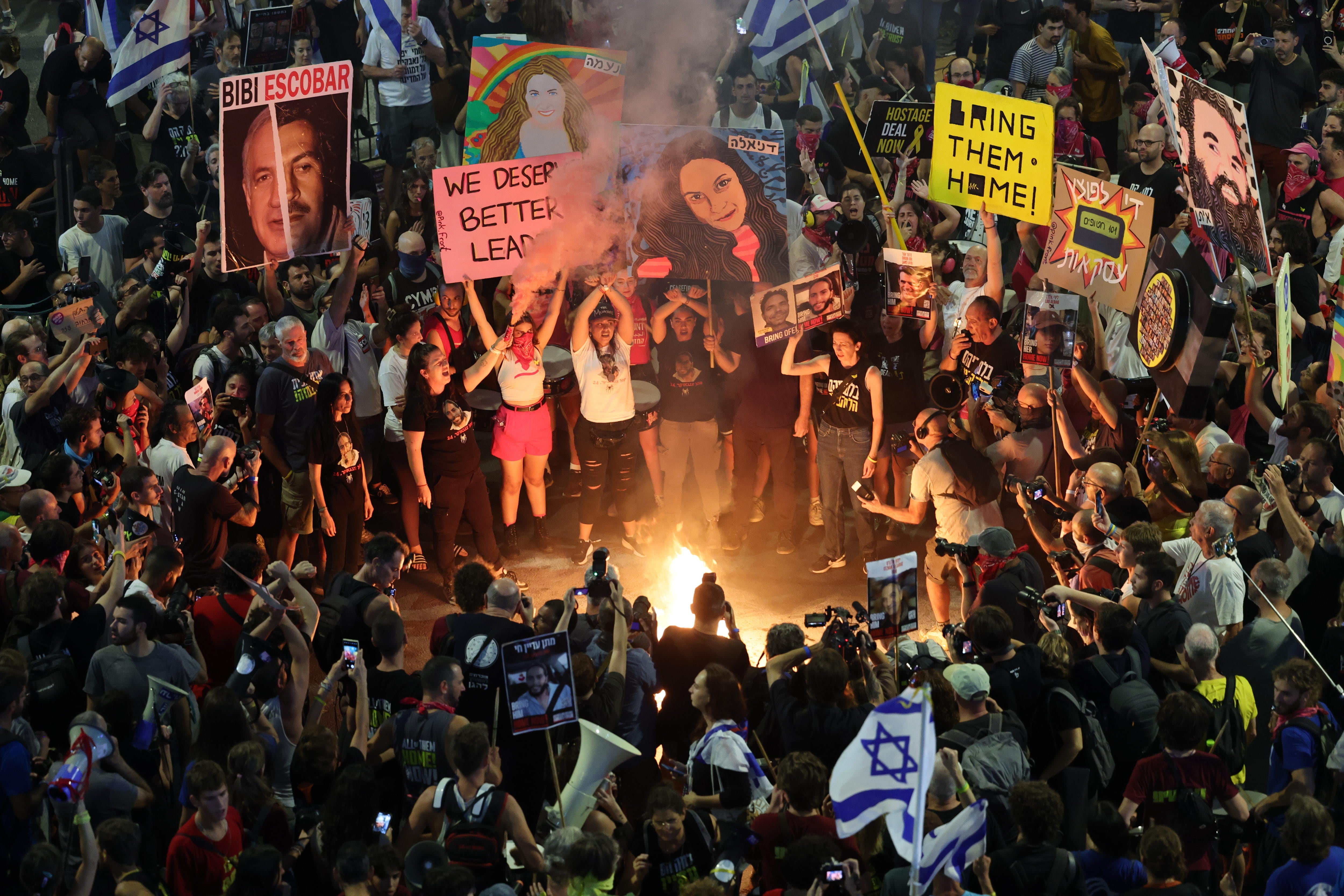 Tel Aviv (Israel), 21/09/2024.- Families of Israeli hostages held by Hamas in Gaza and their supporters light a bonfire during a protest calling for a ceasefire and for the release of Israeli hostages held by Hamas in Gaza, in Tel Aviv, Israel, 21 September 2024. According to a statement by the Israeli Government Press Office, 97 Israeli hostages remain in captivity in the Gaza Strip, with 33 confirmed dead. Rallies in Israel have been critical of the Israeli government's handling of the crisis, demanding the immediate release of all hostages. (Protestas) EFE/EPA/ABIR SULTAN