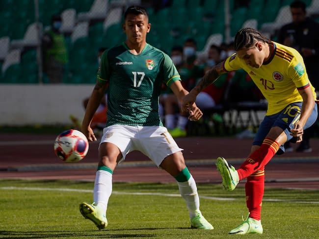Juan Fernando Quintero y Roberto Carlos Fernandez en el partido entre Colombia y Bolivia por Eliminatorias hacia Qatar 2022 (Photo by JAVIER MAMANI/POOL/AFP via Getty Images)