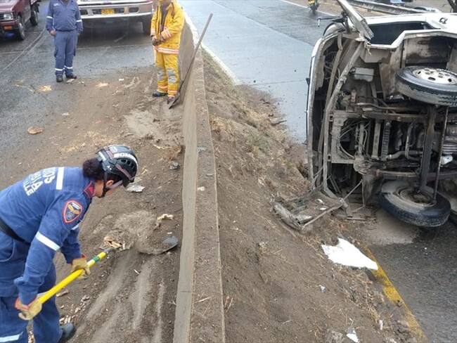 Siete personas resultaron heridas tras volcamiento de una buseta en vía Cali – Yumbo