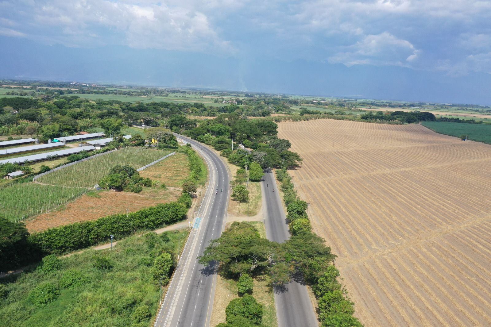 De acuerdo con la Gobernadora del Valle, el mantenimiento de la doble calzada está garantizado por 29 años. Foto: Gobernación del Valle del Cauca.