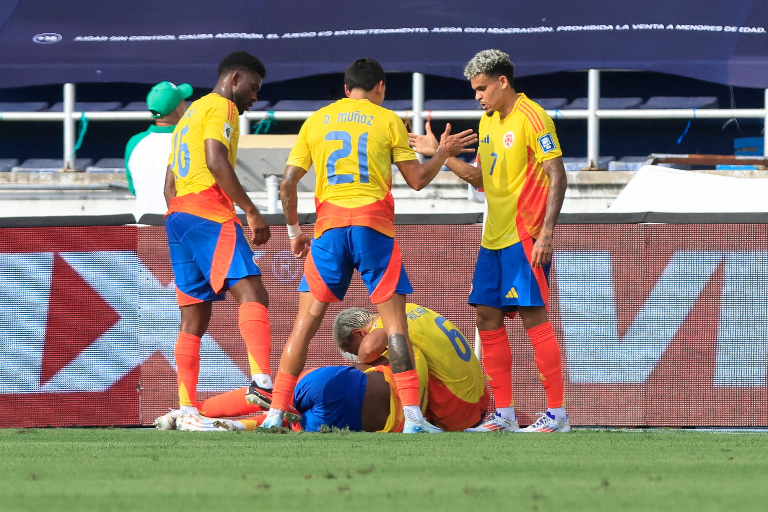Jugadores de Colombia celebran un gol este martes, en un partido de las eliminatorias sudamericanas para el Mundial de 2026 entre Colombia y Argentina. Foto: EFE.