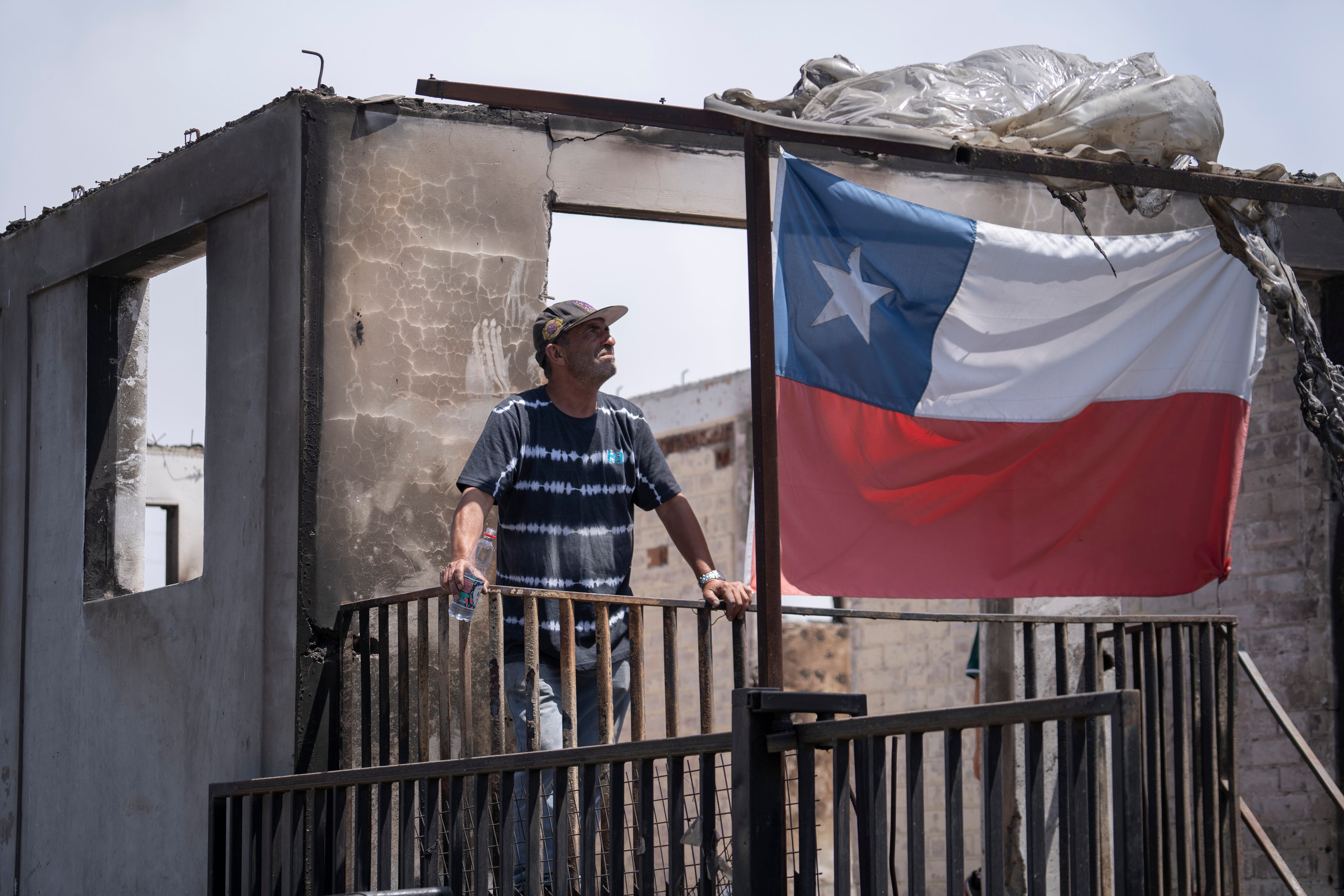 Gobierno chileno activa fondos para recuperación y entrega bonos a afectados por incendios. Fotos: EFE/ Adriana Thomasa