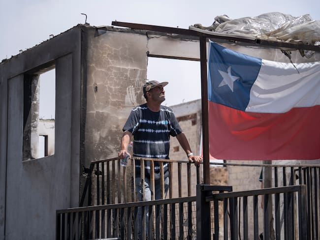 Gobierno chileno activa fondos para recuperación y entrega bonos a afectados por incendios. Fotos: EFE/ Adriana Thomasa