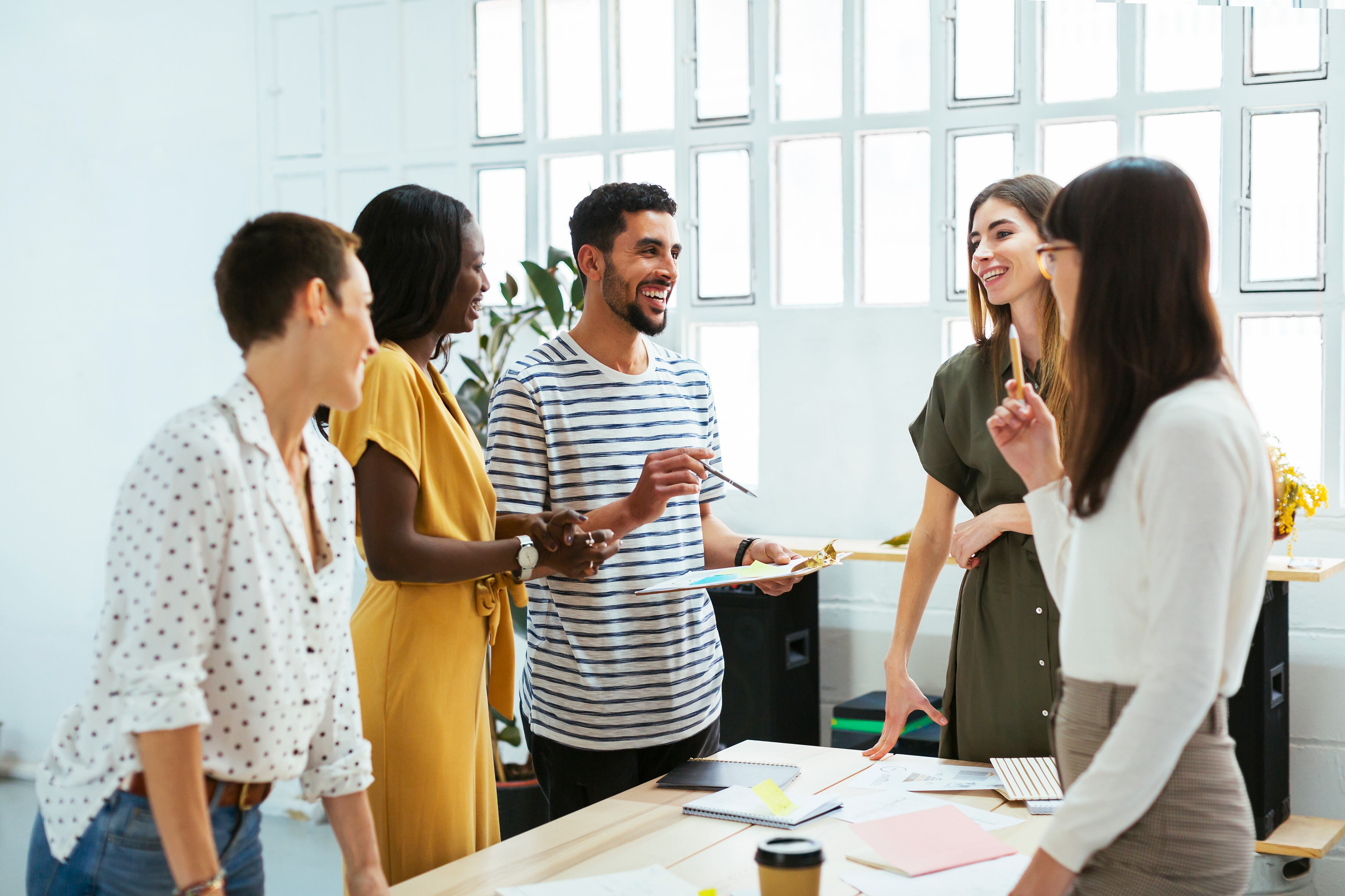 Jóvenes en un entorno laboral. (Foto vía Getty Images)