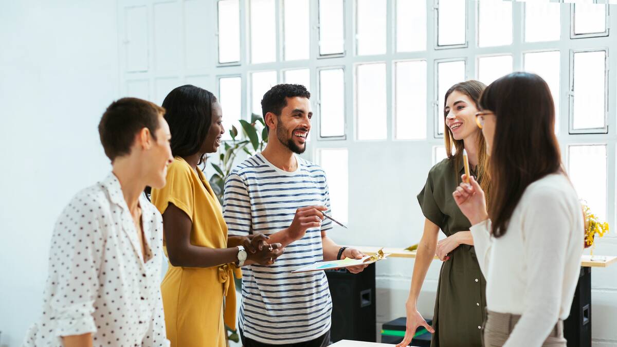 ¿Cuánto se le debería pagar a un practicante profesional en Colombia?