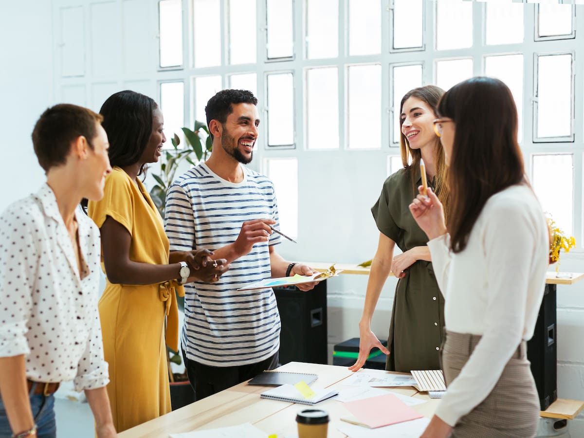 ¿Cuánto se le debería pagar a un practicante profesional en Colombia?