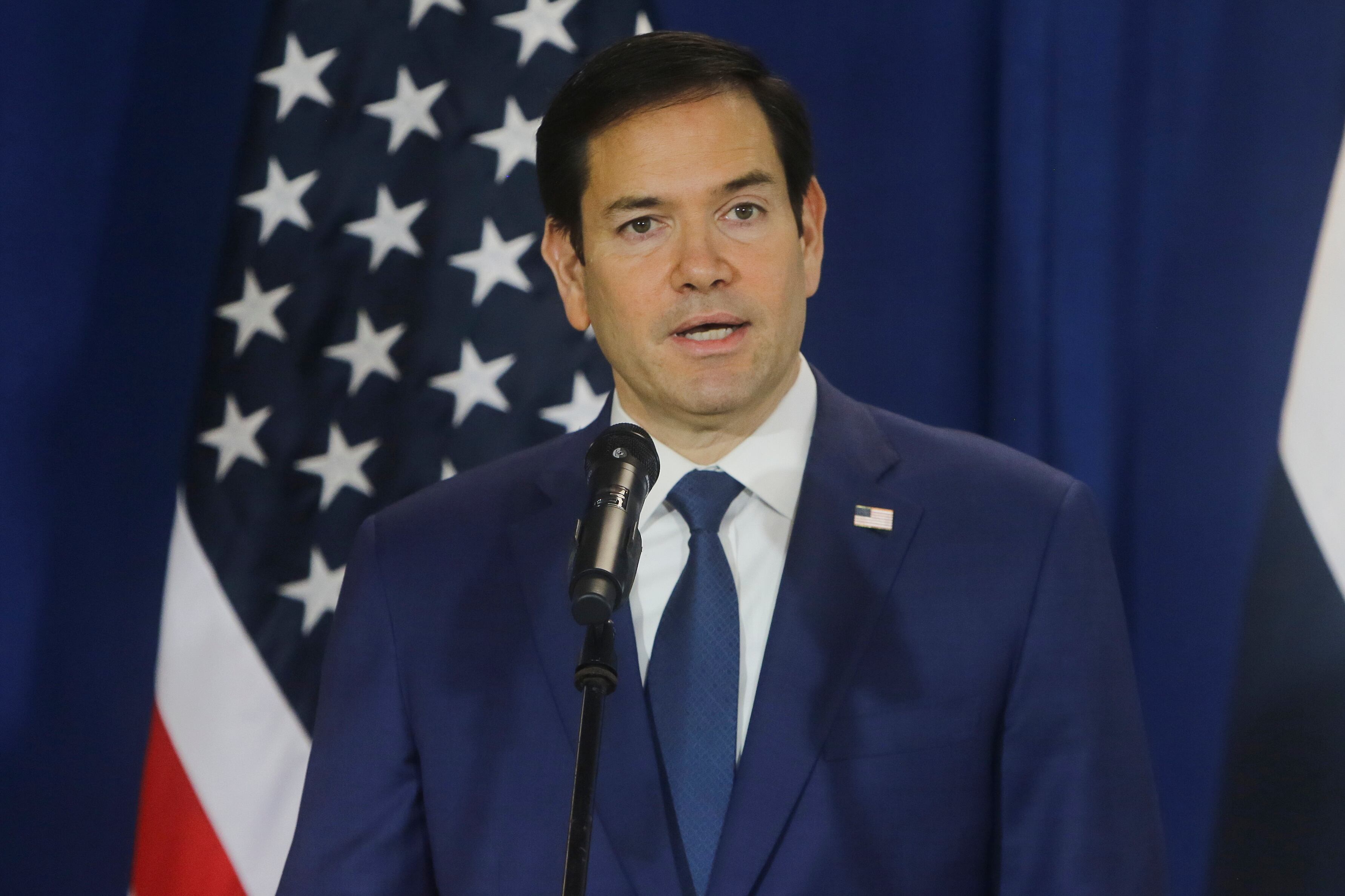 CIUDAD DE PANAMÁ (PANAMÁ), 03/02/2025.- El secretario de Estado de Estados Unidos, Marco Rubio, ofrece una declaración luego de la salida de un vuelo de deportación de migrantes desde Panamá hacia Colombia.