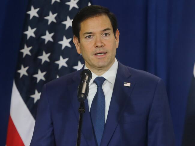 CIUDAD DE PANAMÁ (PANAMÁ), 03/02/2025.- El secretario de Estado de Estados Unidos, Marco Rubio, ofrece una declaración luego de la salida de un vuelo de deportación de migrantes desde Panamá hacia Colombia.