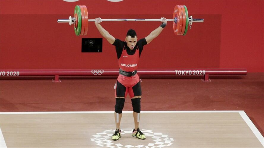 El pesista colombiano levantó un total de 331 kilos en la categoría de los 67 kg.. Foto: Twitter: @OlimpicoCol