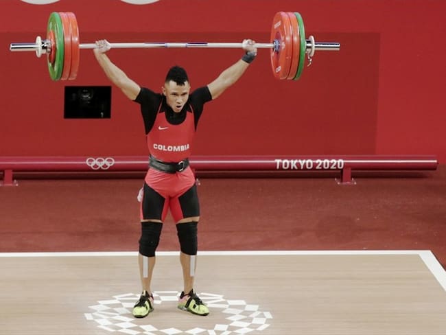 El pesista colombiano levantó un total de 331 kilos en la categoría de los 67 kg.. Foto: Twitter: @OlimpicoCol