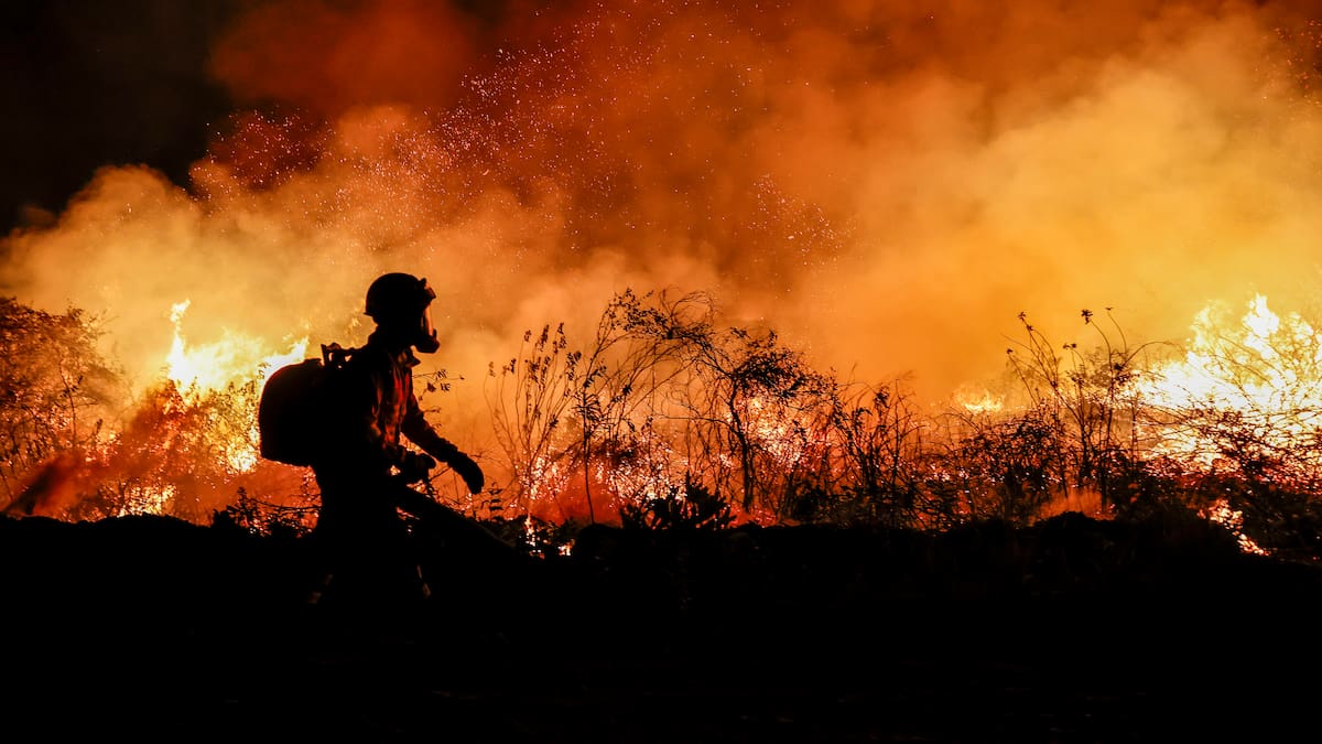 ¿Qué es jugar con fuego en el mundo y en Colombia?