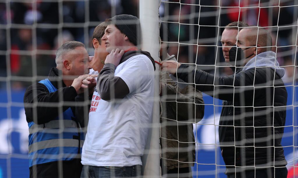 Manifestante unido al poste de la portería con una brida durante el partido de la Bundesliga entre el Eintracht Frankfurt y el Sport-Club Freiburg (Photo by Alex Grimm/Getty Images)