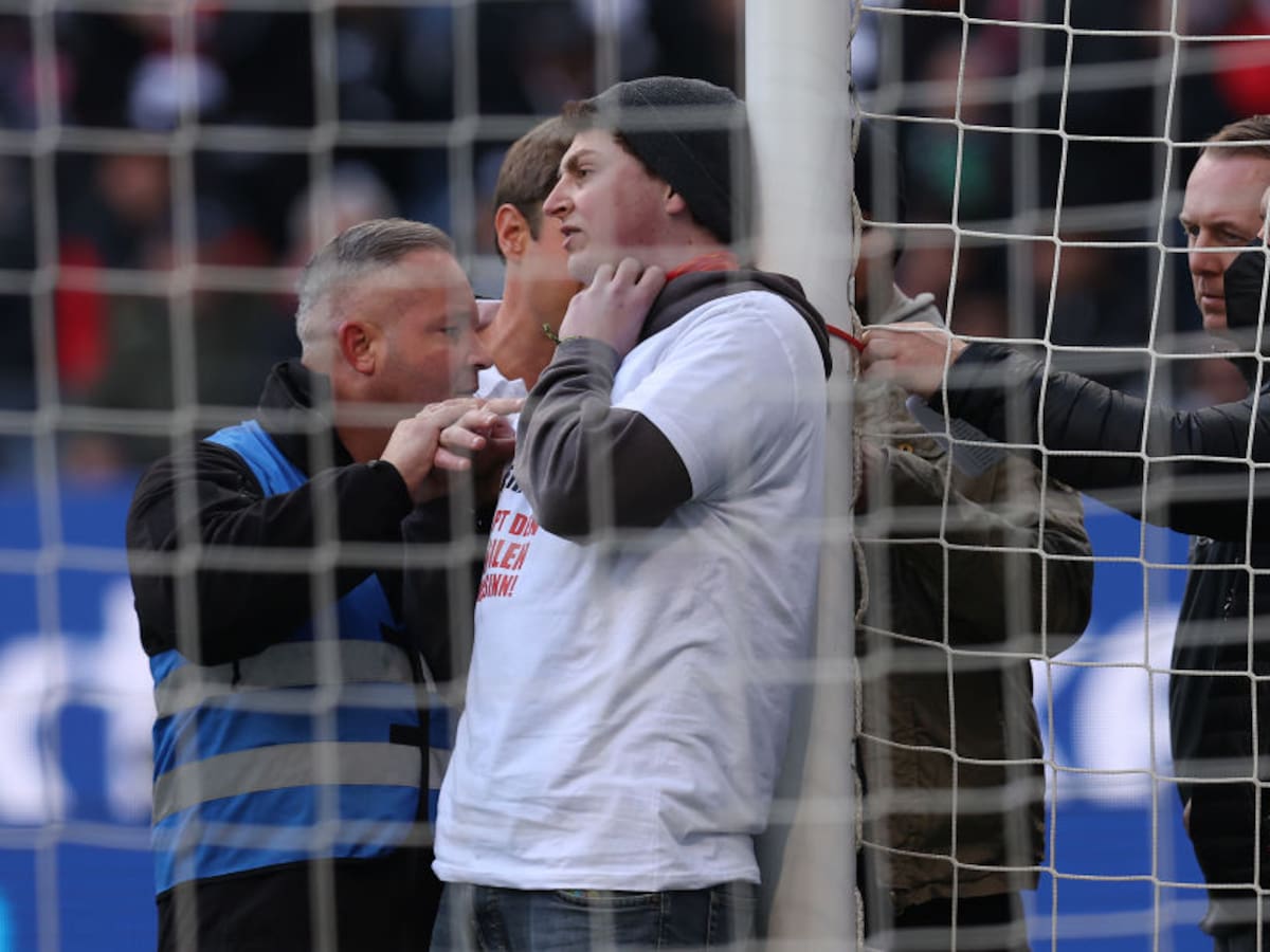 Dos personas se ataron a los palos de la cancha durante el partido de Eintracht – Friburgo