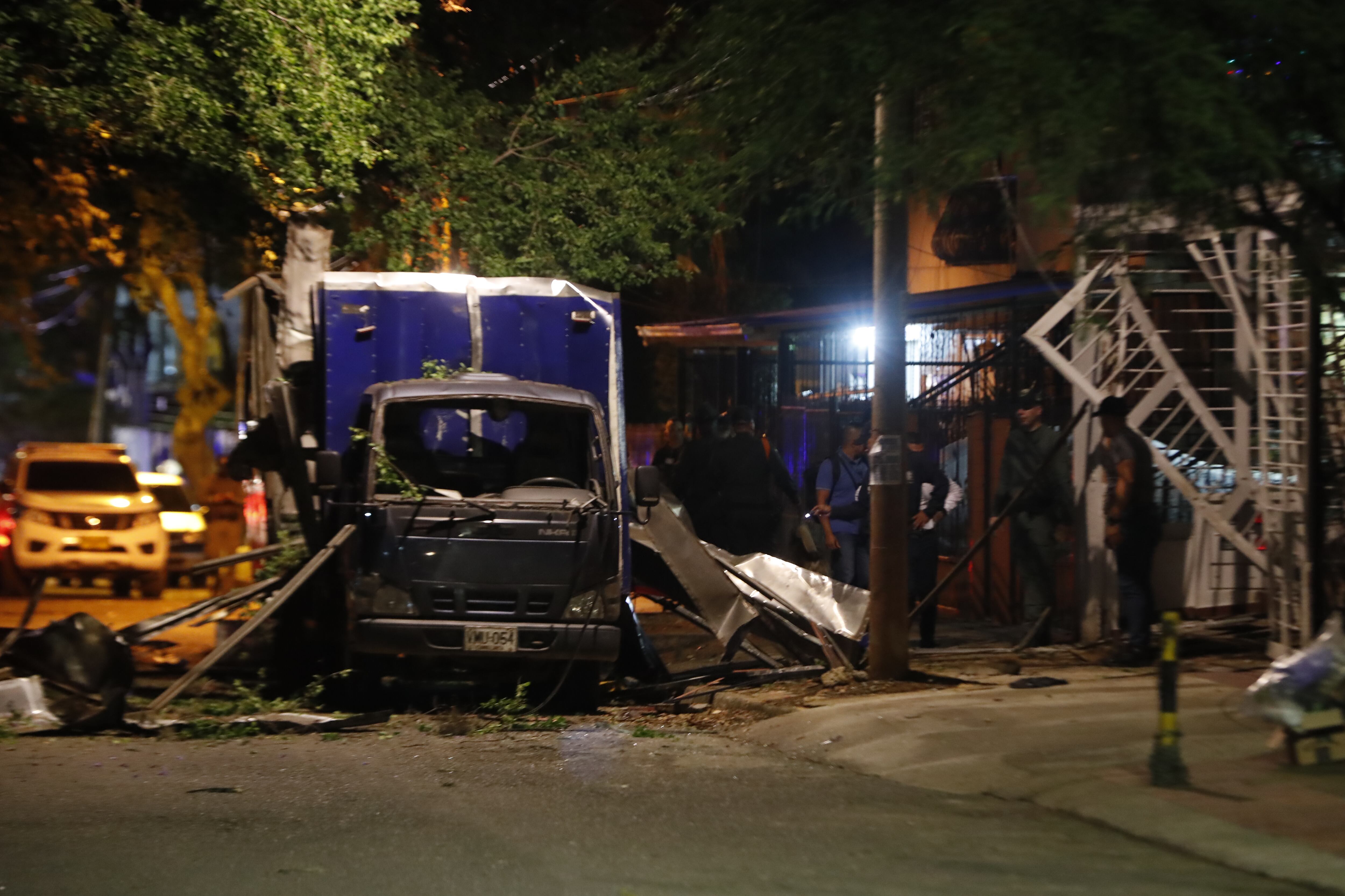 AME4798. CALI (COLOMBIA), 04/04/2024.- Integrantes de la Policía de Colombia inspeccionan el lugar donde artefactos explosivos improvisados estallaron afuera del Cantón Militar de la Tercera Brigada del Ejército, este jueves en el barrio Meléndez de Cali (Colombia). Según las primeras informaciones entregadas por la Tercera Brigada del Ejército hasta el momento no se registran heridos ni fallecidos. EFE/ Ernesto Guzmán
