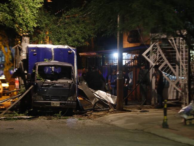 AME4798. CALI (COLOMBIA), 04/04/2024.- Integrantes de la Policía de Colombia inspeccionan el lugar donde artefactos explosivos improvisados estallaron afuera del Cantón Militar de la Tercera Brigada del Ejército, este jueves en el barrio Meléndez de Cali (Colombia). Según las primeras informaciones entregadas por la Tercera Brigada del Ejército hasta el momento no se registran heridos ni fallecidos. EFE/ Ernesto Guzmán