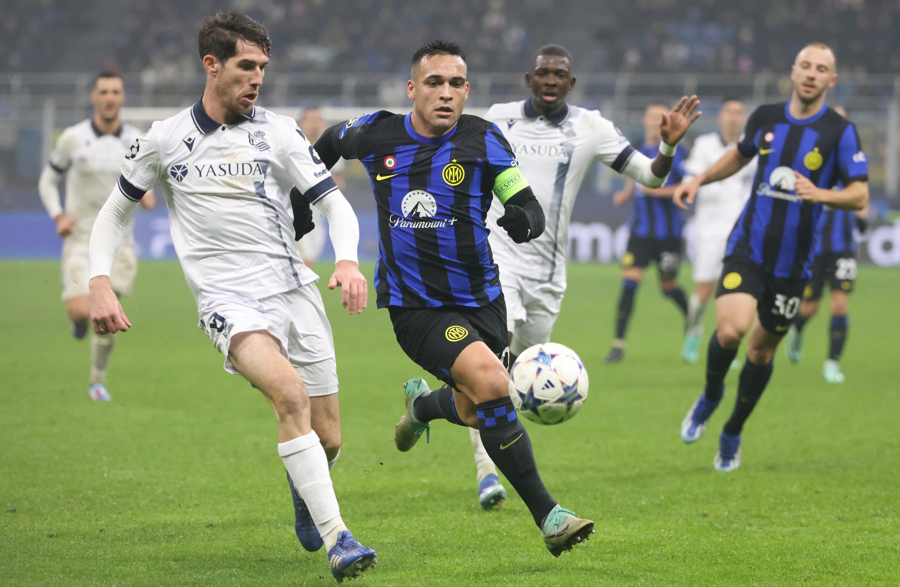 Milan (Italy), 12/12/2023.- Real Sociedad's Aritz Elustondo (L) in action against Inter Milan'Äôs Lautaro Martinez during he UEFA Champions League group D soccer match between FC Inter and Real Sociedad in Milan, Italy, 12 December 2023. (Liga de Campeones, Italia) EFE/EPA/MATTEO BAZZI