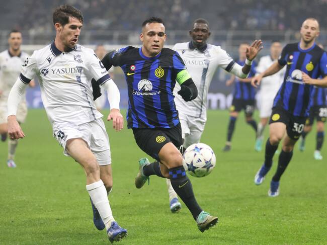 Milan (Italy), 12/12/2023.- Real Sociedad's Aritz Elustondo (L) in action against Inter Milan'Äôs Lautaro Martinez during he UEFA Champions League group D soccer match between FC Inter and Real Sociedad in Milan, Italy, 12 December 2023. (Liga de Campeones, Italia) EFE/EPA/MATTEO BAZZI