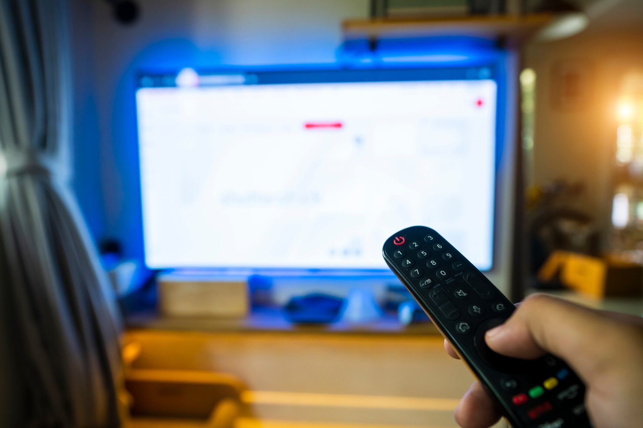 Imagen de referencia persona viendo televisión. Foto: Getty Images