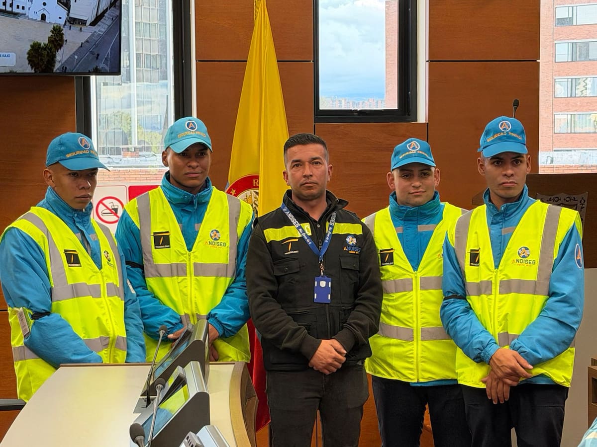 Condecoran a guardas de seguridad que enfrentaron colados en TransMilenio